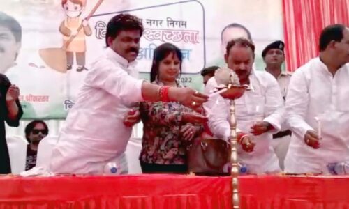 छठी मैया का गीत गाकर लोक गायिका देवी ने शहर वासियों को दिलाया स्वच्छता का संकल्प