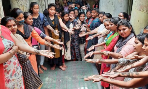 छात्राओं के बीच मेहंदी प्रतियोगिता का हुआ आयोजन