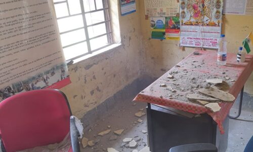 वर्षों से पुराना पशु चिकित्सालय काछत का चट गिरने से बाल बाल  बचे पशु चिकित्सा पदाधिकारी