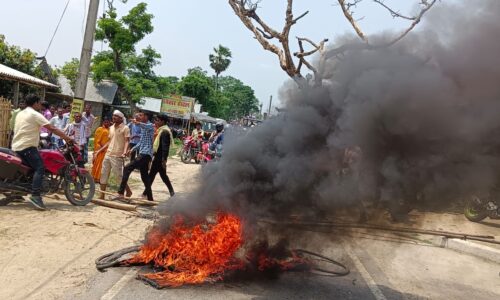 हसनगंज प्रखंड के मुख्य मार्ग को जोड़ने वाली सड़क पर खिलाड़ियों ने खेल का मैदान ना होने से टायर जलाकर किया प्रदर्शन