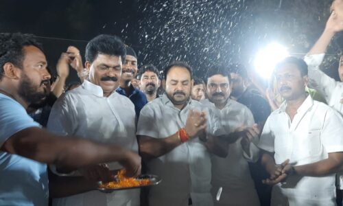 मेयर-डिप्टी मेयर ने नाइट क्रिकेट टूर्नामेंट का किया उद्घाटन