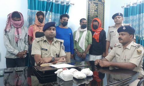 पुलिस ने ब्राउन शुगर के 5 तस्कर को किया गिरफ्तार, 135 ग्राम ब्राउन शुगर के साथ दो लाख 19 हजार नकद एक स्कॉर्पियो जब्त।