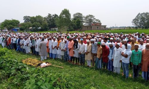 बघौरा पस्तिया की मृत लड़की के जनाजे में उमड़ी भीड़ ।