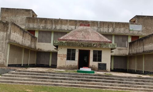 बलवा पंचायत में सरकारी भवन का नहीं मिल रहा है लाभ रखरखाव के अभाव में भवन बना खंडहर