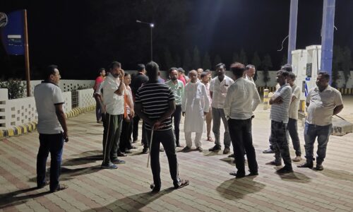 बिहार के कटिहार में अपराधियों की फिर गरजी बंदूक। दुकान बंद कर घर लौट रहे दुकानदार से बिक्री का थैला छीनने का बाइक सवार अपराधियों ने किया प्रयास ।