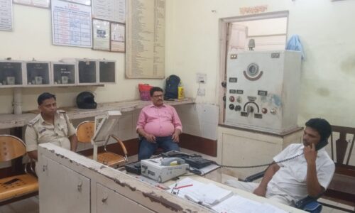 बंद के दौरान शांति व्यवस्था बनाए रखने को लेकर सिऔ एवं थानाध्यक्ष ने सालमारी रेलवे स्टेशन पर किया फ्लेग मार्च