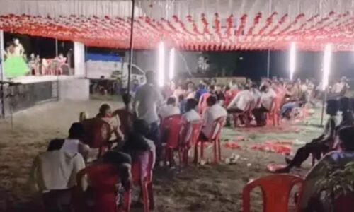 गोपालगंज के सरकारी स्कूल में पूरी रात हुआ बालाओं का डांस जमकर उड़ाए गए नोट