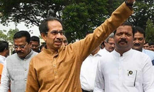 महाराष्ट्र में सत्ता का संग्राम:- शिवसेना अल्पमत में हमें डराने की कोशिश न करें — शिंदे