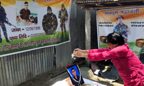 शहीद शुभम सिंह के परिजनों से मिले बलरामपुर विधायक, परिजनों से मिलकर दी सांत्वना ।