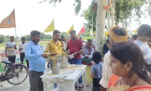 बाबा गोरखनाथ धाम मंदिर में प्रत्येक सोमवार को श्रद्धालु करते हैं भोलेनाथ का जलाभिषेक