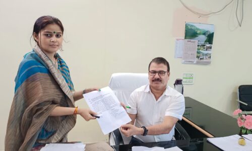 बारसोई नगर पंचायत क्षेत्र में बढ़ते स्मैक के बिक्री पर रोक लगाने को लेकर महिला नेत्री ने सौंपा ज्ञापन ।