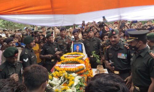 मणिपुर भूस्खलन हादसे का शिकार राइफलमैन शुभम कुमार का पार्थिव शरीर तिरंगे में लिपटा पहुंचा बारसोई , राजकीय सम्मान के साथ पंचतत्व में विलीन , जिले में शोक की लहर ।