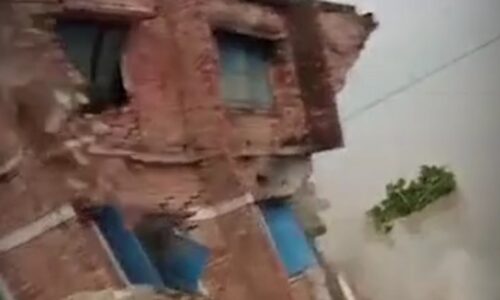 चंद सेकंडों में गंगा में समाई स्कूल बिल्डिंग, देखते ही देखते धराशायी हुई 2 मंजिला इमारत ।