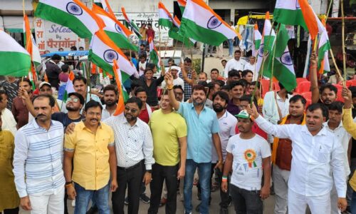 नुरुल हक़ के नेतृत्व में निकाली गई विशाल तिरंगा यात्रा तिरंगा लिए लोगो मे दिखा उत्सह