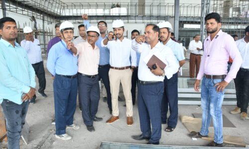 जिलाधिकारी श्री विशाख जी ने आज चकेरी एयरपोर्ट पर निर्माणाधीन नवीन सिविल टर्मिनल का किया निरीक्षण