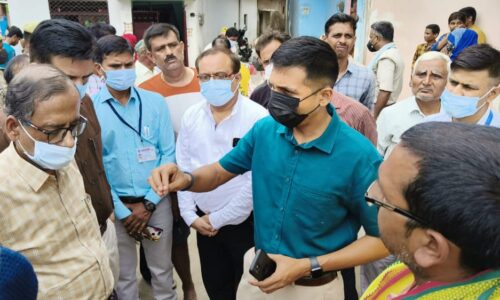 जिलाधिकारी विशाख कुमार ने रावतपुर गांव का किया निरीक्षण