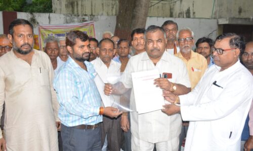 उत्तर प्रदेश माध्यमिक शिक्षणेत्तर संघ ने किया धरना प्रदर्शन‌ सौंपा ज्ञापन
