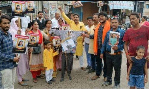 शाहरुख को फांसी दो,झारखंड सरकार बर्खास्त करो, प्रदर्शन कर सौंपा ज्ञापन