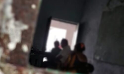 हेड मास्टर को पंखा हांकते हुए महिला शिक्षा मित्र का वीडियो वायरल