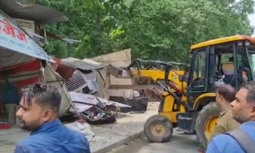 लखनऊ में समाजवादी पार्टी कार्यालय के बाहर नगर निगम का बुलडोजर चला है.