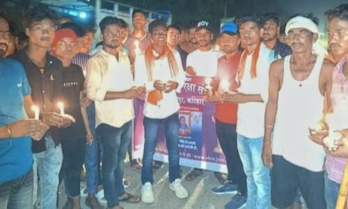 दुमका में जलाई गई बेटी को इंसाफ दिलाने के लिए बलरामपुर में निकाला कैंडल मार्च