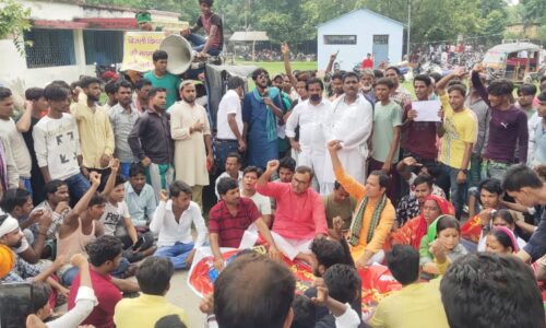 विद्युत के अनियमित आपूर्ति और कर्मियों के मनमानी को लेकर लोगों में आक्रोश किया प्रदर्शन