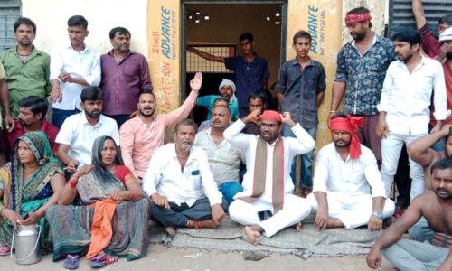 प्रयागराज में पशुपालकों ने धरना प्रदर्शन कर लगाएं गंभीर आरोप