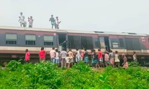 कटिहार राधिकापुर डेमू के इंजन में लगी आग बाल बाल बचे यात्री ।