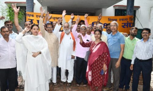 शिक्षकों की समस्याओं को लेकर 34 सूत्रीय ज्ञापन जिला विद्यालय निरीक्षक को सौंपा