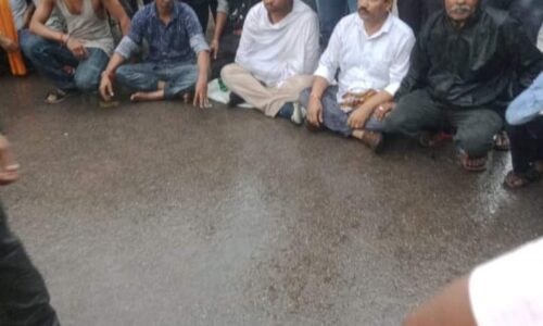 छोटे व्यापारी का प्लास्टिक के नाम पर चलान काटने से किया प्रदर्शन