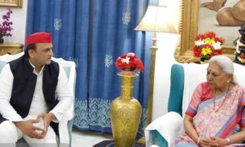 अखिलेश यादव राज्यपाल से भेंट कर उनको एक ज्ञापन सौंपा