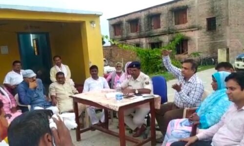 दुर्गापूजा को लेकर प्राणपुर थाना प्रांगण में शांति समिति की हुई बैठक ।