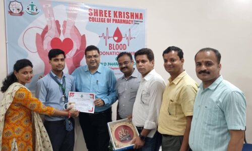 विश्व फार्मासिस्ट दिवस पर छात्र -छात्राओं ने शिविर मे किया रक्तदान