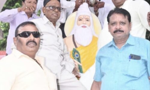 भगवान वाल्मीकि जी का पंचामृत से अभिषेक किया गया