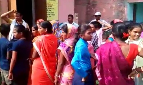 यु०एम०एस खोजाटी हाट के मध्याह्न भोजन में कीड़ा मिलने से बच्चों सहित अभिभावकों ने किया प्रदर्शन।