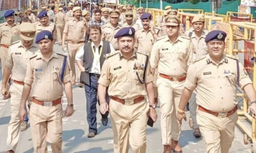 पुलिस आपके साथ है परेशानी होने पर सूचना दें गश्त के दौरान व्यापारियों से इंस्पेक्टर ने किया बातचीत