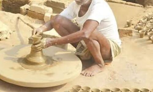 बाजार में इलेक्ट्रॉनिक दिया आने से मिट्टी से बने दिया का मांग हुआं कम ।