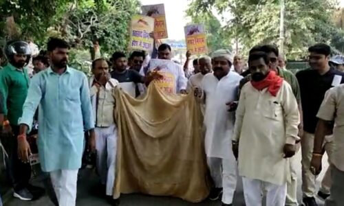 डेंगू और मलेरिया के बढ़ती प्रकोप से नाराज़ कांग्रेस कार्यकर्ताओं ने  मच्छरदानी लेकर किया प्रदर्शन ।