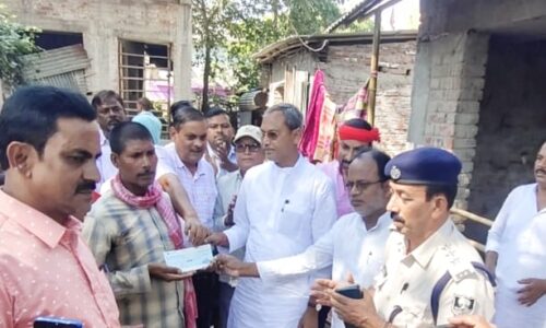 आपदा राहत कोष से मिलने वाले चार लाख का चेक सांसद ने परिजनों को सौंपा।