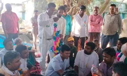 बिजली विभाग के लापरवाही और भ्रष्ट नीति के खिलाफ़ बलरामपुर प्रखण्ड मुख्यालय में ग्रामीणों का भूख हड़ताल