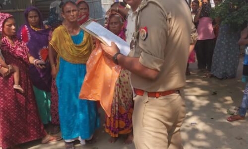 उत्तर प्रदेश के गाजीपुर जिले में हुई छिनतई के आरोपी के घर कुर्की जब्ती के लगाए इश्तहार आरोपी कोढ़ा गैंग के सदस्य ।