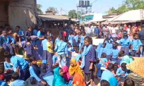 भवानीपूर प्राथमिक विद्यालय का जमीन को निजी जमीन बताकर विद्यालय मुख्य मार्ग किया अवरुद्ध मौके पर पहुंचे बिईओ ।