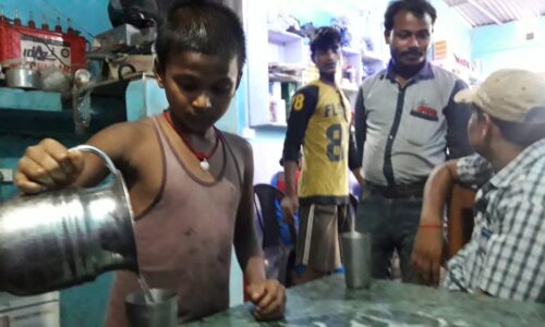 राष्ट्रीय राजमार्ग 31 से सटे कोढ़ा प्रखंड के  होटल ढाबा गैरेज में कर रहे हैं बाल मजदूर काम ।