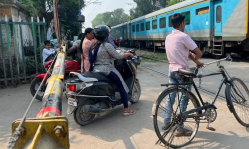 इंसान की जान की कीमत रेलवे अधिकारियों के समझ से परे ।