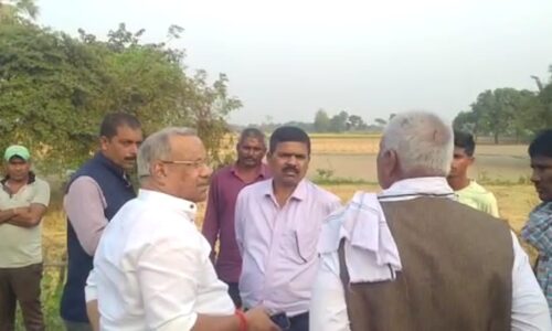 परिजनों से मिल सांत्वना देते पूर्व डिप्टी सीएम तारकिशोर प्रसाद व विधान पार्षद अशोक अग्रवाल ।