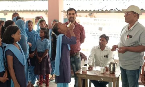कृमि रोग से बचाव को लेकर बच्चों को खिलायी गई एल्बेंडाजोल की दवा