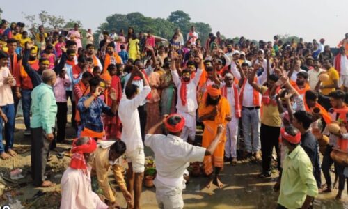 मनिहारी में 251 कन्याओं के द्वारा शोभा यात्रा निकाली गई