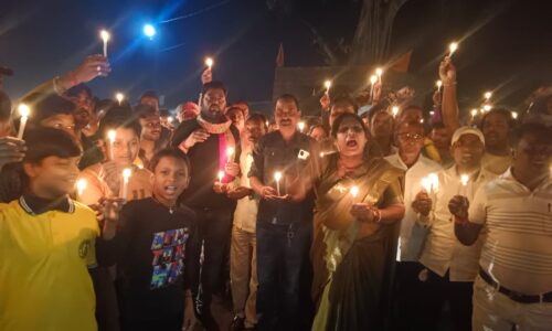 हसनगंज में दुष्कर्म के आरोपी की गिरफ्तारी को लेकर हसनगंज में  निकाला केंडल मार्च