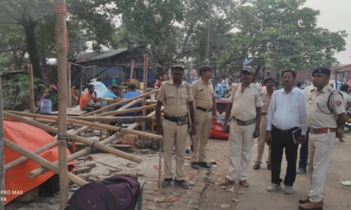 सालमारी में रेलवे स्टेशन परिसर सहित मुख्य सड़क को कराया गया अतिक्रमण मुक्त ।