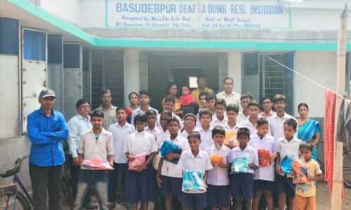 শিশু দিবসের প্রাক্কালে বাসুদেব পুরে ৫০ জন মুক ও বধির শিশুদের মধ্যে নতুন বস্ত্র তুলে দেওয়া হয় ।